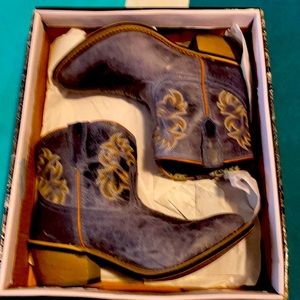 Beautiful leather cowgirl boots